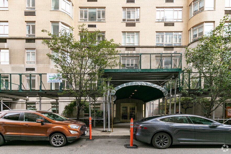 870 5th Ave, New York, NY à louer - Photo du bâtiment - Image 1 de 16