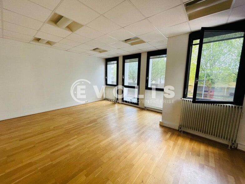 Office in Noisiel for lease - Interior Photo - Image 1 of 2