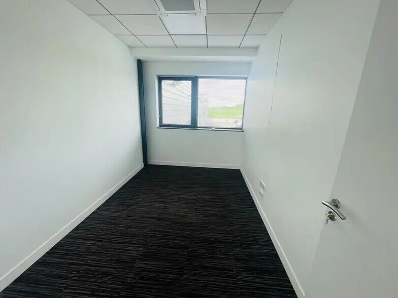 Office in Égly for lease - Building Photo - Image 2 of 5