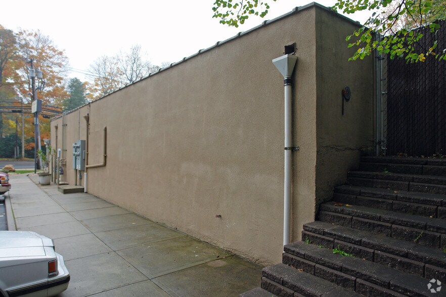 830 W Jericho Tpke, Huntington, NY à louer - Photo du bâtiment - Image 3 de 3