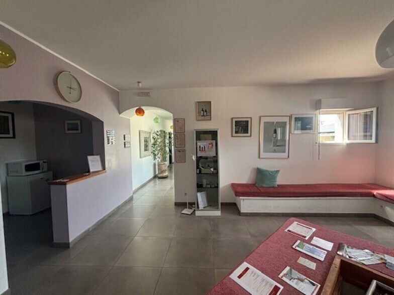 Office in Saint Remy De Provence for lease - Interior Photo - Image 2 of 3