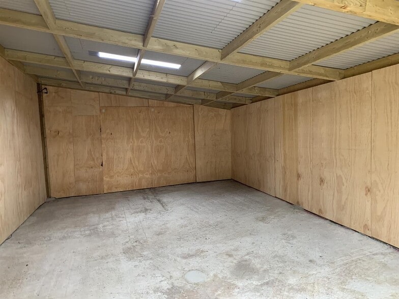 Unit 1 Pyes Bridge Farm, Barnston for lease - Interior Photo - Image 2 of 4