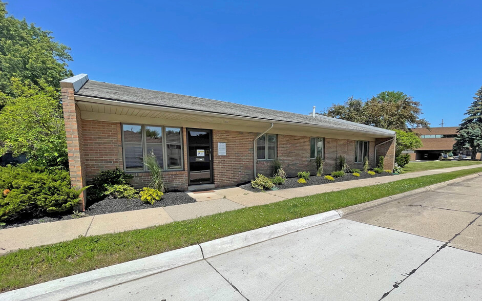 24053 Jefferson Ave, Saint Clair Shores, MI for sale - Building Photo - Image 1 of 6