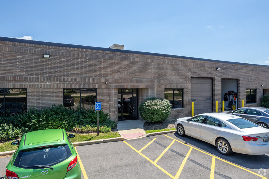 2000 Bloomingdale Rd, Glendale Heights, IL for lease - Building Photo - Image 2 of 6