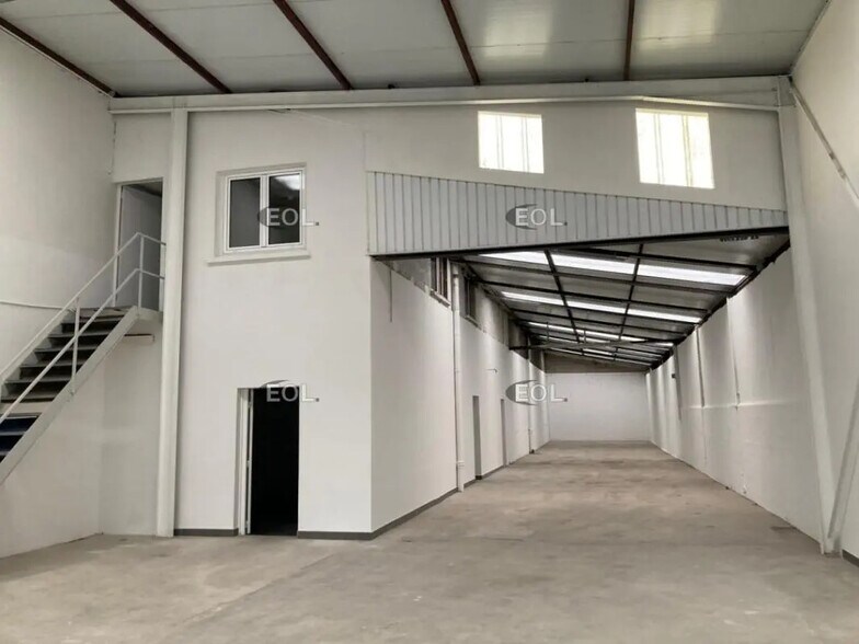 Flex in Sucy-en-Brie for lease - Interior Photo - Image 3 of 5