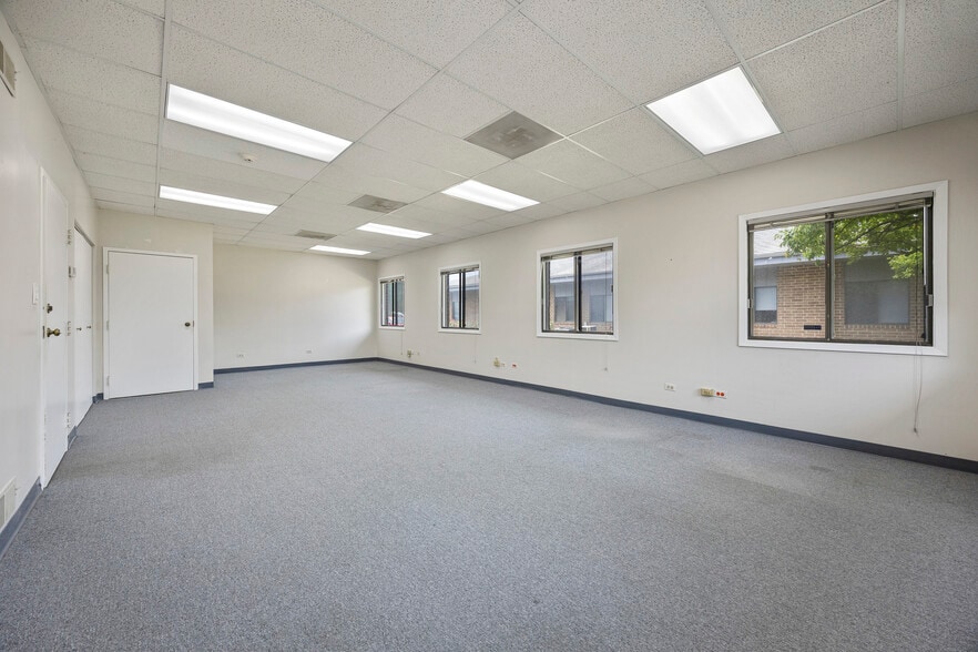 27W181-27W239 Geneva Rd, Winfield, IL for lease - Interior Photo - Image 2 of 4