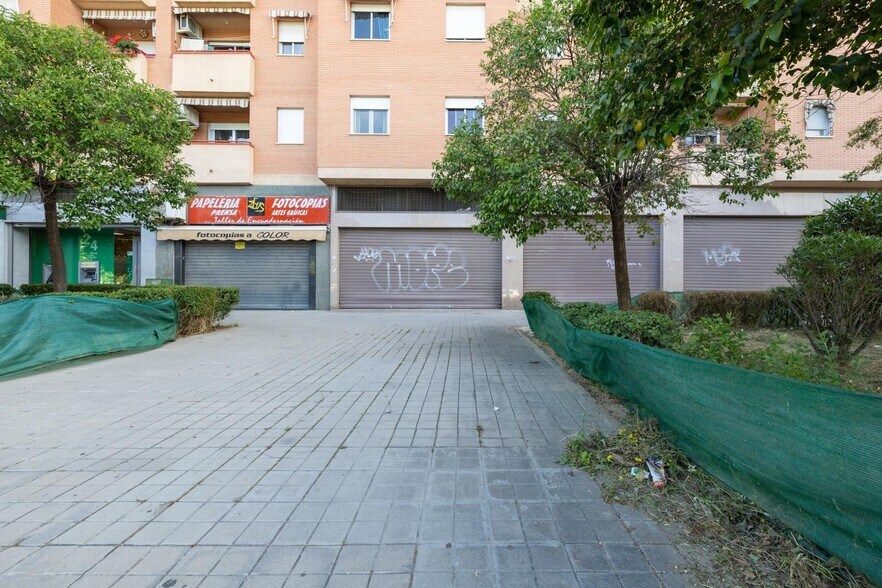 Commerce de détail dans Granada, Granada à vendre - Photo du bâtiment - Image 2 de 38