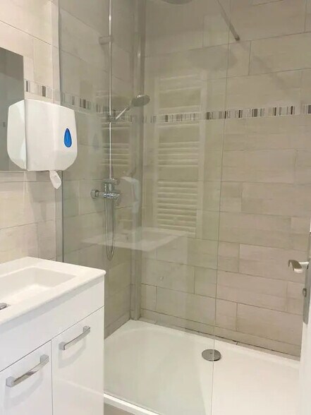 Office in Sartrouville for lease - Building Photo - Image 3 of 9