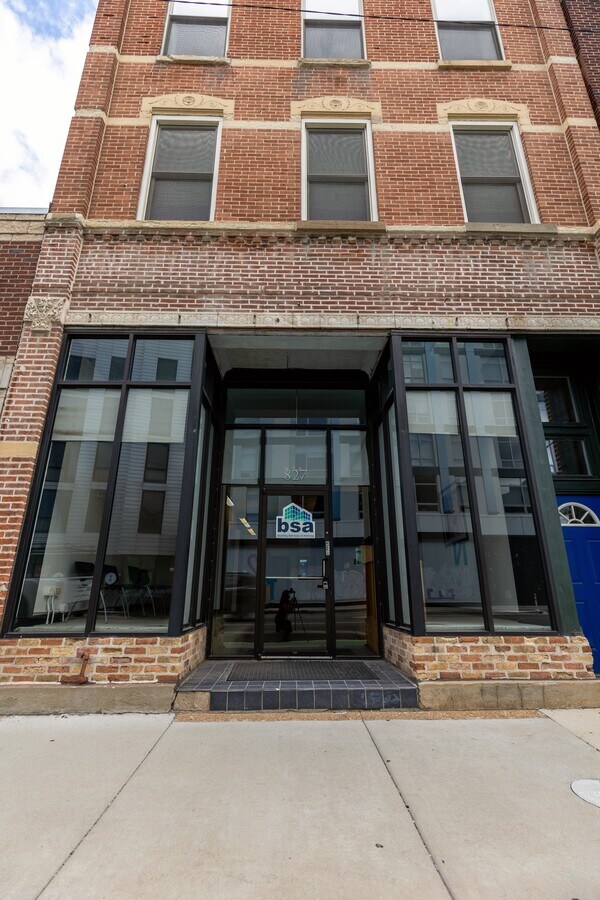 827 N Milwaukee Ave, Chicago, IL 60642 - Unit 1 - - Interior Photo - Image 1 of 20