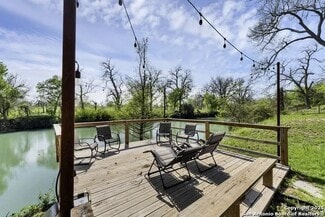 Plus de détails pour 105 NW River Rd, Martindale, TX - Spécialité à vendre