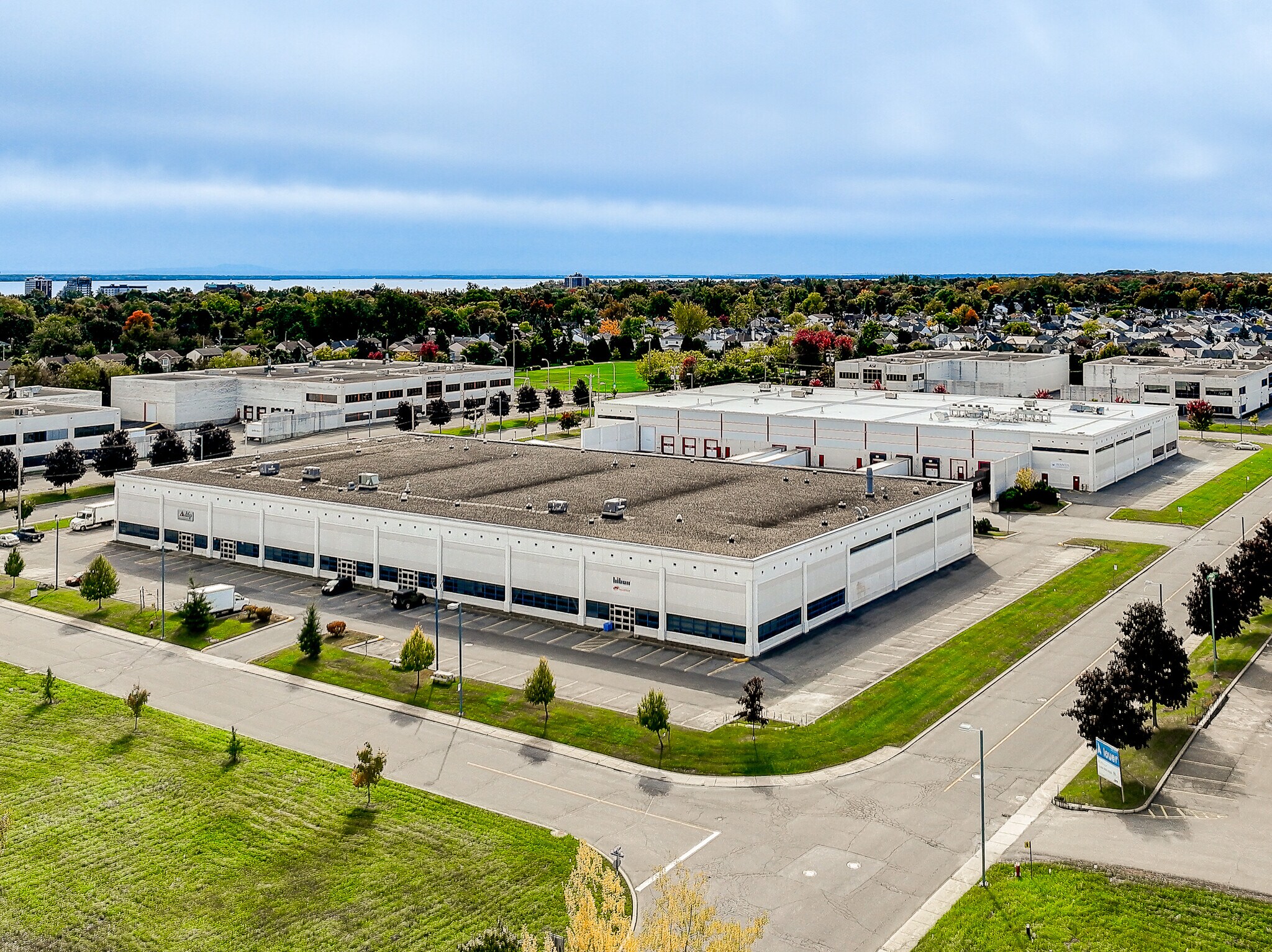 100-190 Av Voyageur, Pointe-claire, QC for lease Primary Photo- Image 1 of 5