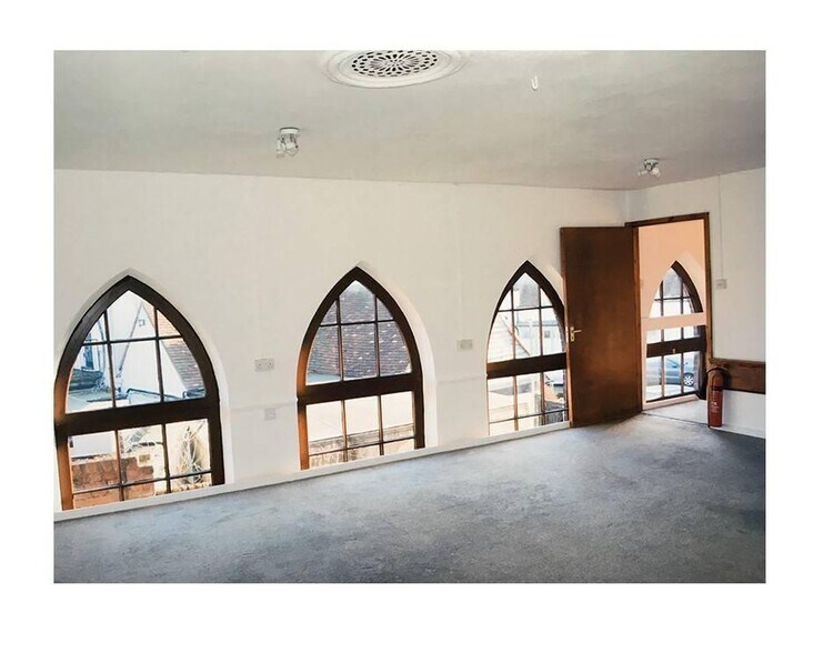 High St, Lane End à louer - Photo du bâtiment - Image 3 de 4