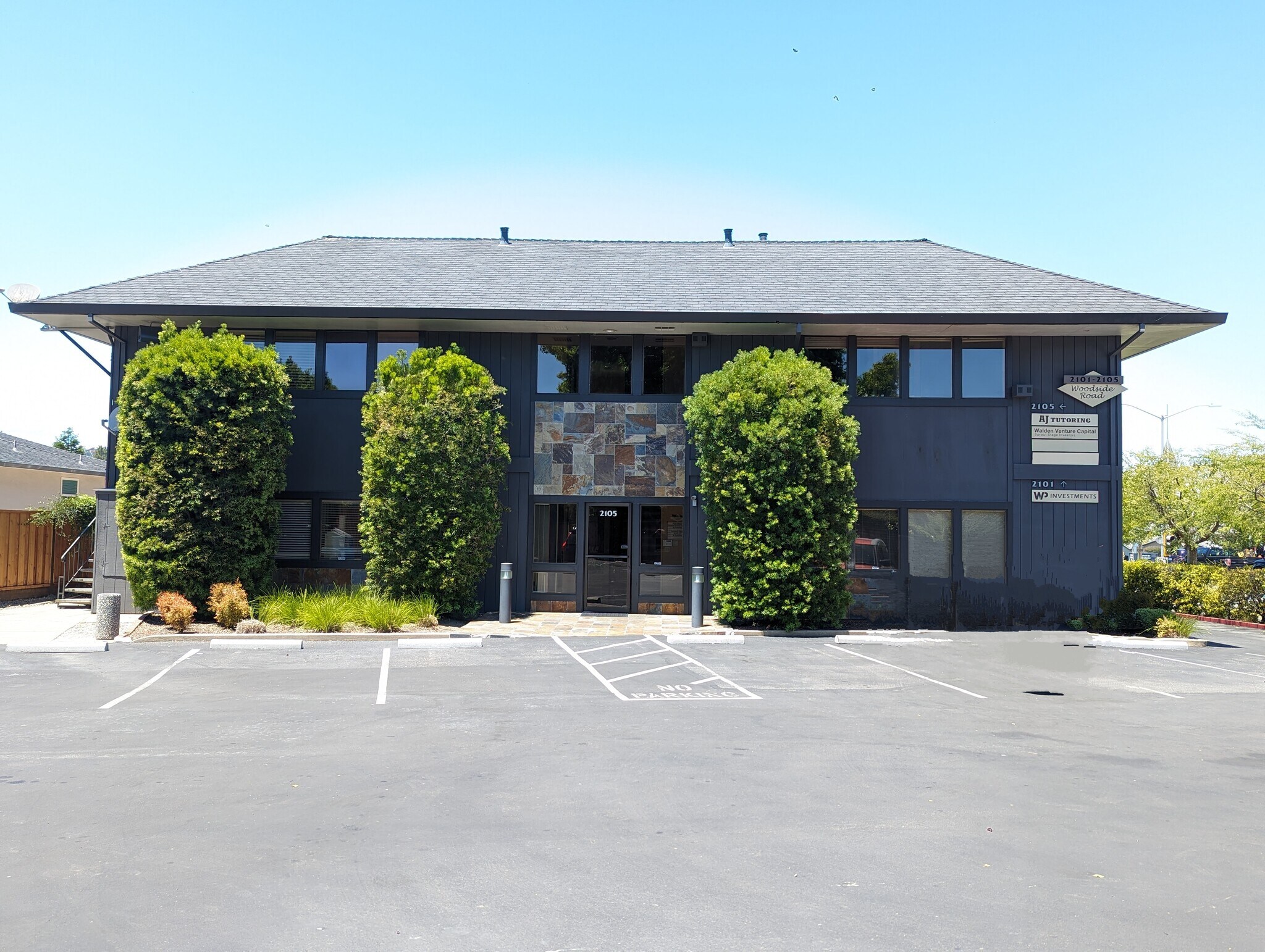 2101-2105 Woodside Rd, Redwood City, CA à louer Photo du bâtiment- Image 1 de 2