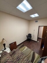 138 E Mistletoe Ave, San Antonio, TX for lease Building Photo- Image 2 of 2