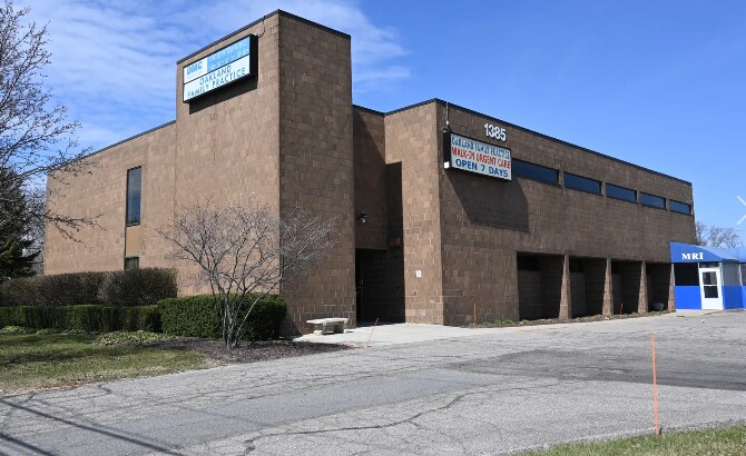 1385 E 12 Mile Rd, Madison Heights, MI à louer - Photo du bâtiment - Image 1 de 1