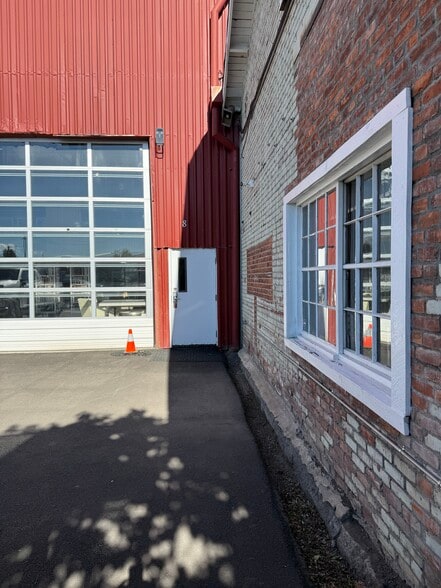 50 SE Scott St, Bend, OR for lease - Building Photo - Image 3 of 3