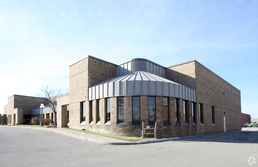 171 Ambassador Dr, Mississauga, ON for lease - Building Photo - Image 2 of 5