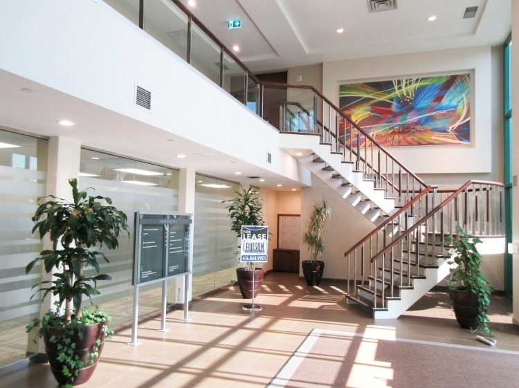 2030 Bristol Cir, Oakville, ON à louer - Photo du bâtiment - Image 3 de 17