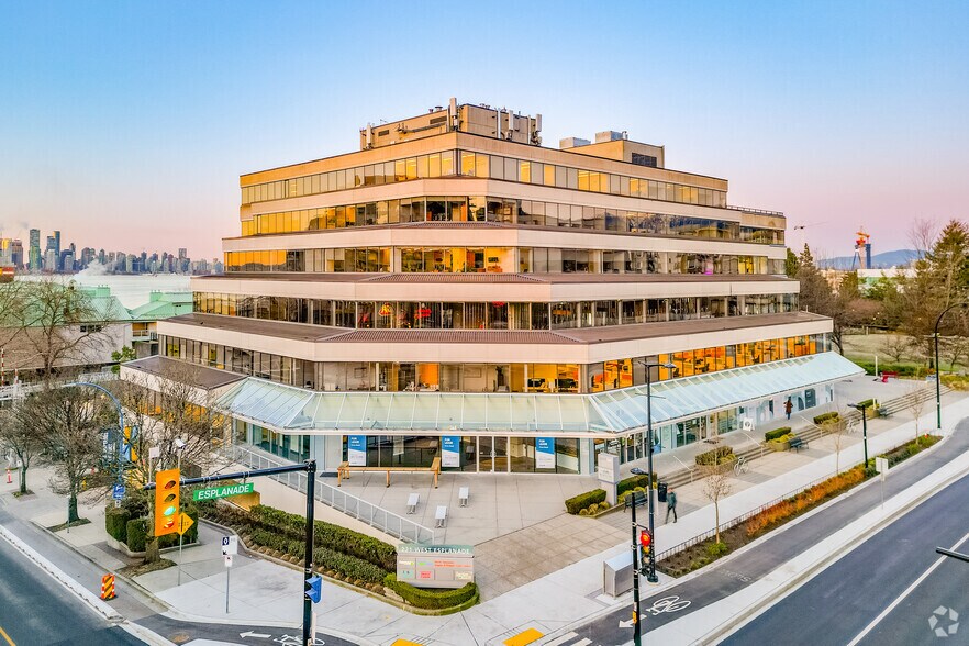 221 W Esplanade, North Vancouver, BC à louer - Photo du bâtiment - Image 1 de 22