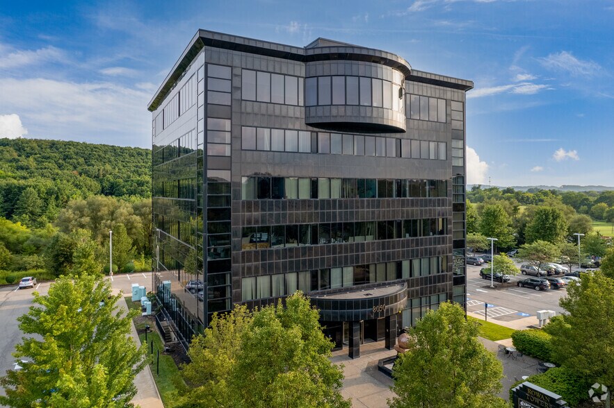 8050 Rowan Rd, Cranberry, PA à louer - Photo du bâtiment - Image 3 de 9