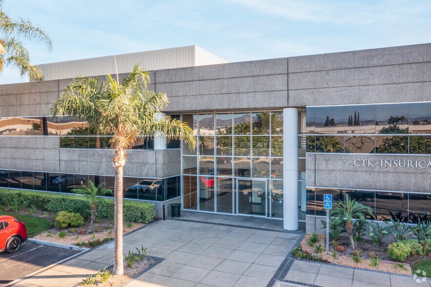 1240 N Lakeview Ave, Anaheim, CA à louer - Photo du bâtiment - Image 2 de 7