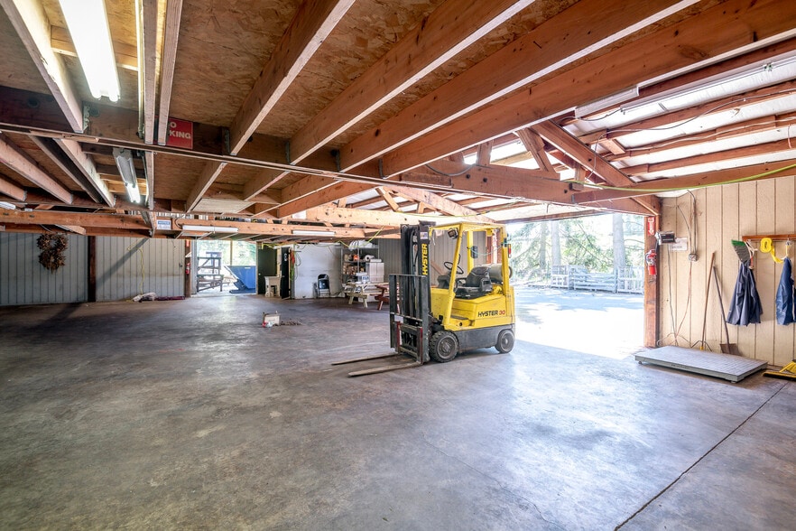 10709 12th Ave E, Tacoma, WA for sale - Interior Photo - Image 3 of 41