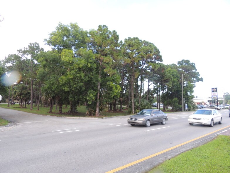 4605 Melaleuca Ln, Greenacres, FL for sale - Primary Photo - Image 1 of 27
