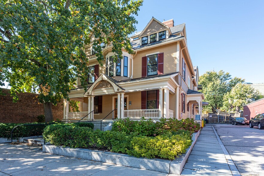 1734 Massachusetts Ave, Cambridge, MA à louer - Photo principale - Image 1 de 5