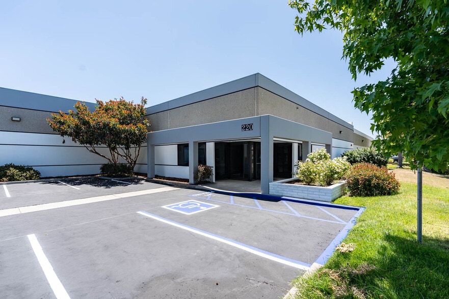 220 Bernoulli Cir, Oxnard, CA à vendre - Photo principale - Image 3 de 13