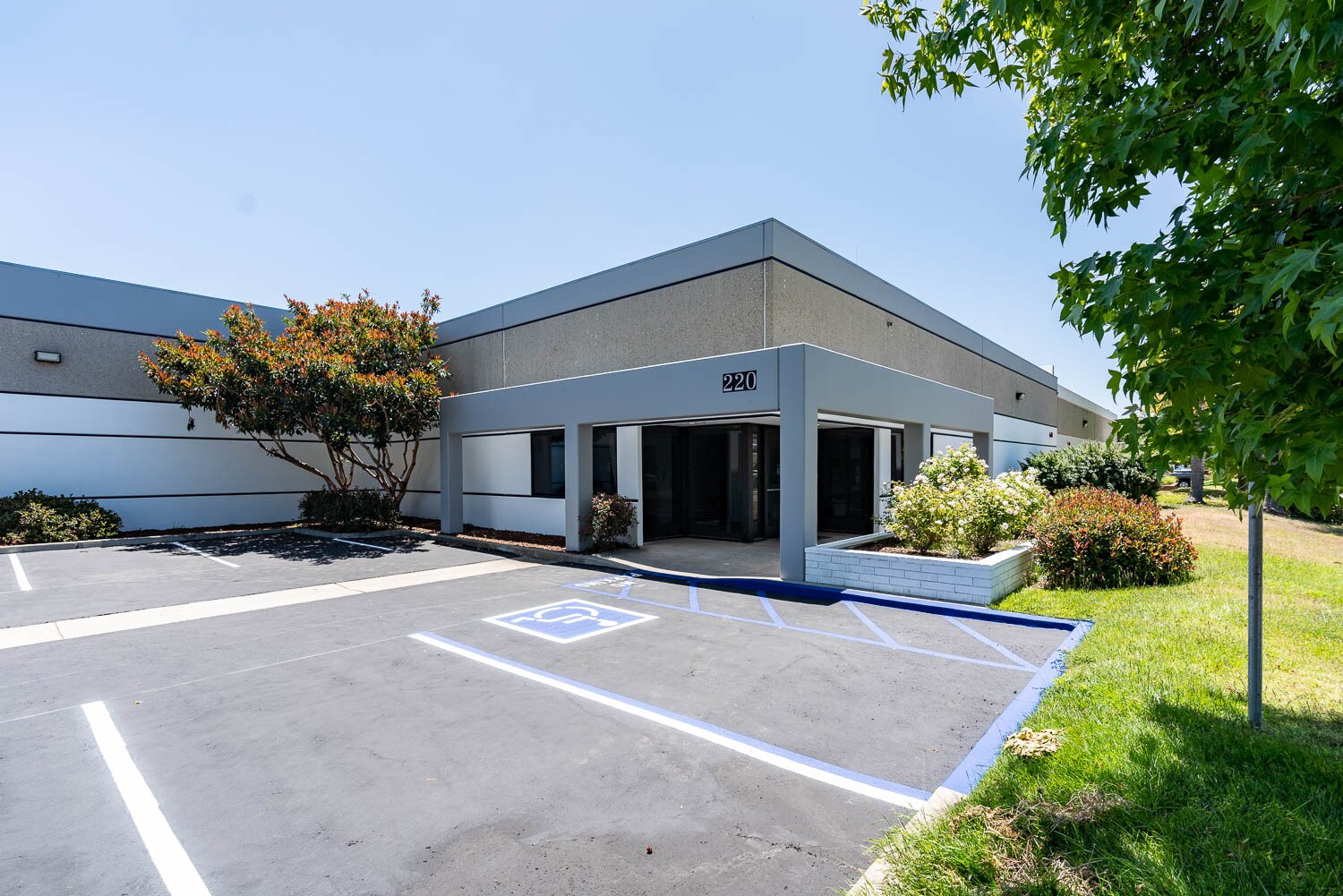 220 Bernoulli Cir, Oxnard, CA à vendre Photo principale- Image 1 de 19