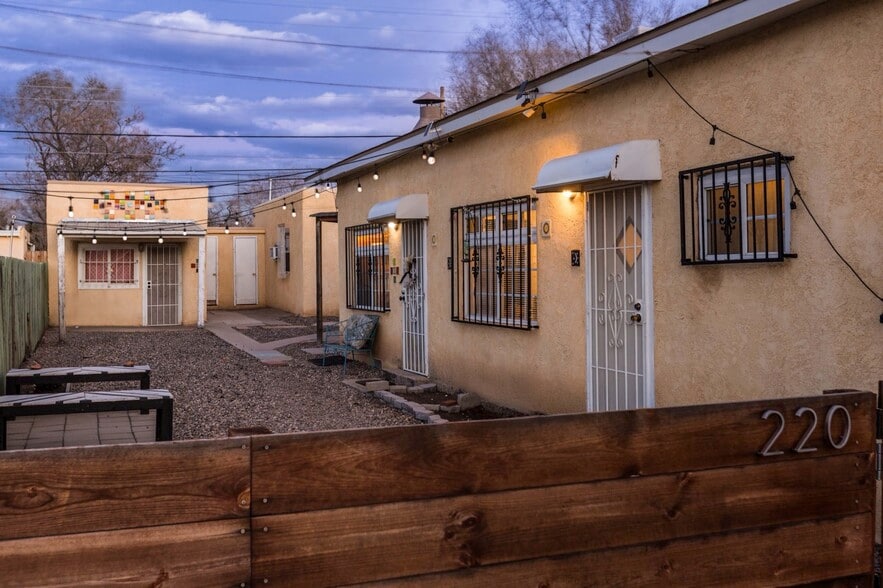 220 Princeton Dr, Albuquerque, NM for sale - Primary Photo - Image 1 of 17