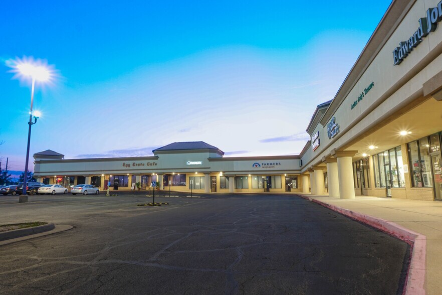 8414 W 13th St, Wichita, KS à louer - Photo du bâtiment - Image 3 de 5