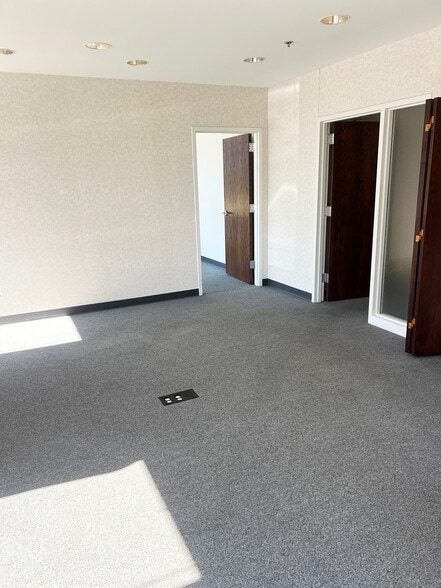 2230 Point Blvd, Elgin, IL à louer - Photo du bâtiment - Image 2 de 13