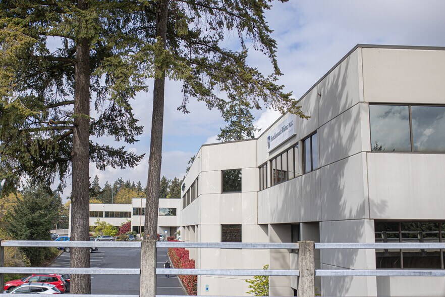 1407 116th Ave NE, Bellevue, WA à louer - Photo du bâtiment - Image 3 de 10