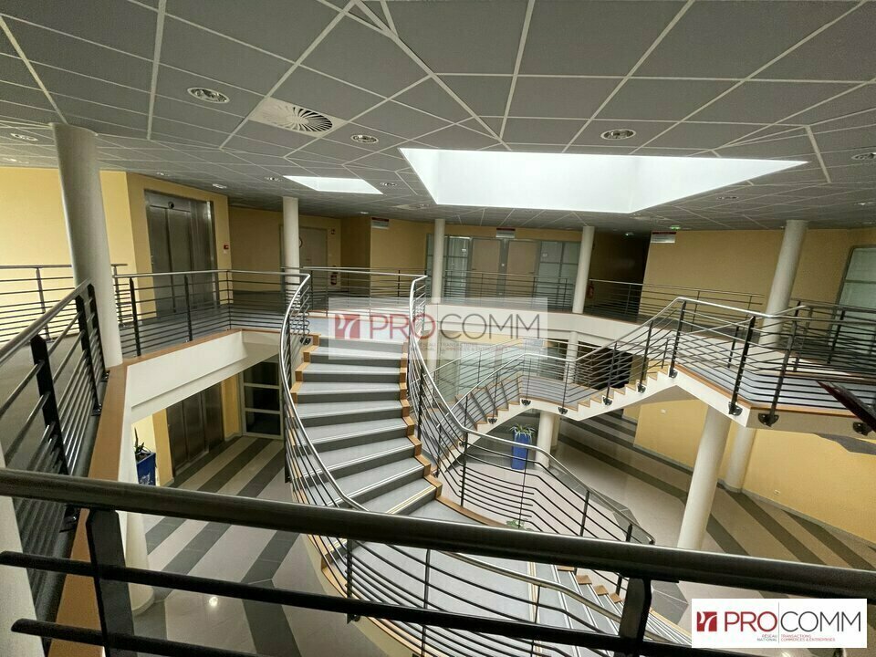 Bureau dans Chartres à louer Hall d’entrée- Image 1 de 11