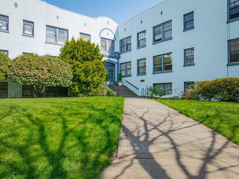 1638 SE 12th Ave, Portland, OR for sale - Primary Photo - Image 1 of 11