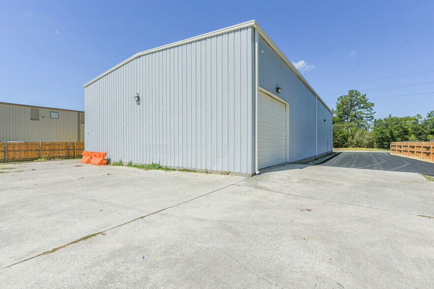 1207 S Houston, Humble, TX à vendre - Photo du bâtiment - Image 2 de 17