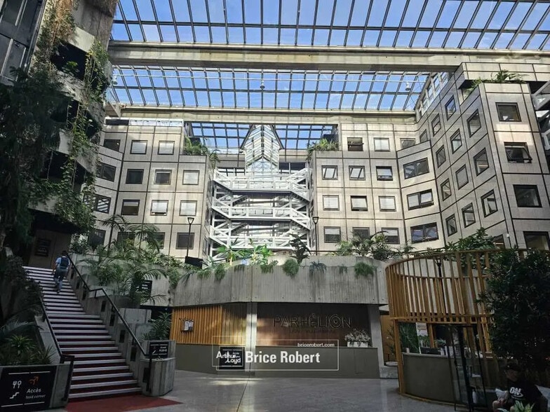 Office in Villeurbanne for lease - Building Photo - Image 3 of 3