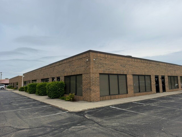 28835 N Herky Dr, Lake Bluff, IL à louer - Photo du bâtiment - Image 3 de 17