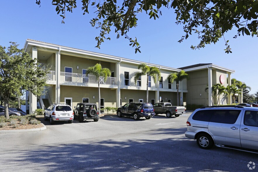 8221-8249 Vicela Dr, Sarasota, FL à vendre - Photo du bâtiment - Image 3 de 5