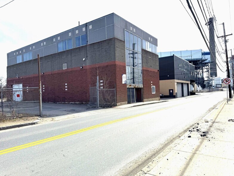 4 Betty St, Everett, MA à louer - Photo du bâtiment - Image 3 de 15