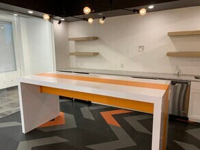 10355 Jasper Ave NW, Edmonton, AB à louer Photo intérieure- Image 2 de 5