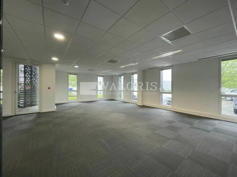 Office in Pusignan for lease - Interior Photo - Image 3 of 5