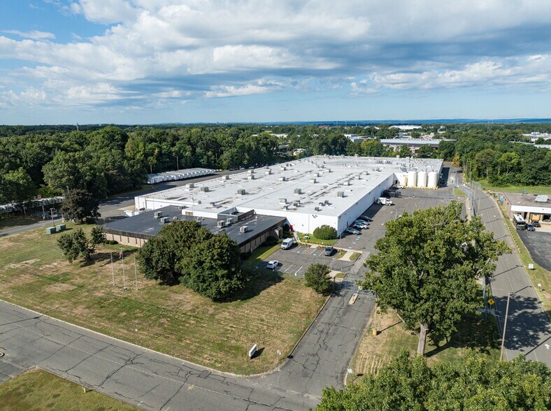 100 Brookdale Dr, Springfield, MA à louer - Photo du bâtiment - Image 1 de 9