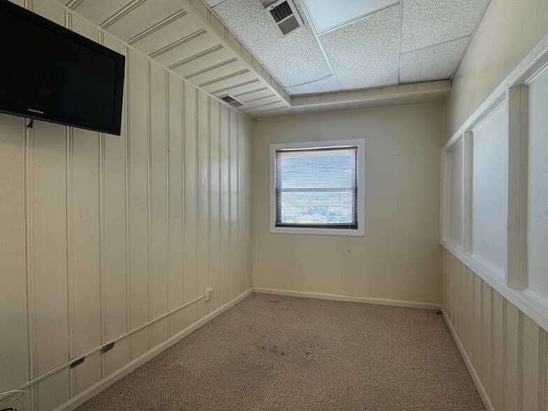 101-109 Wellwood Ave, Lindenhurst, NY for lease - Building Photo - Image 2 of 12