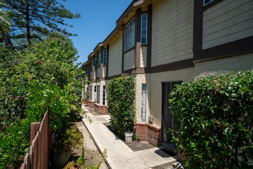 1280 E La Palma Ave, Anaheim, CA à vendre - Photo du bâtiment - Image 2 de 14