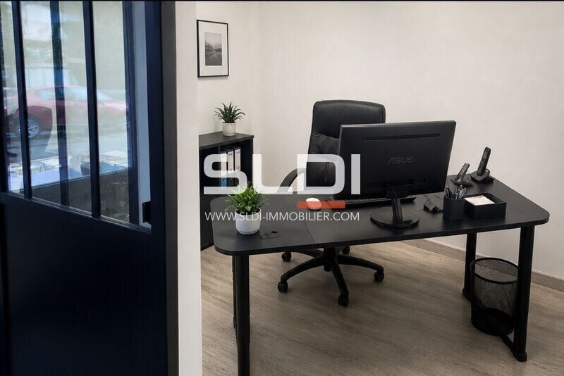 Retail in Villeurbanne for lease Interior Photo- Image 1 of 8