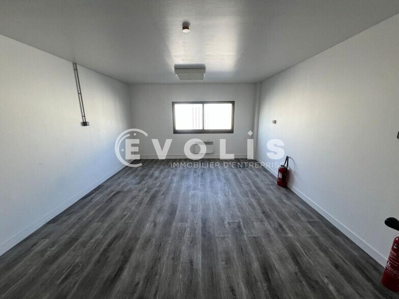Office in Combs-la-Ville for lease - Interior Photo - Image 2 of 8