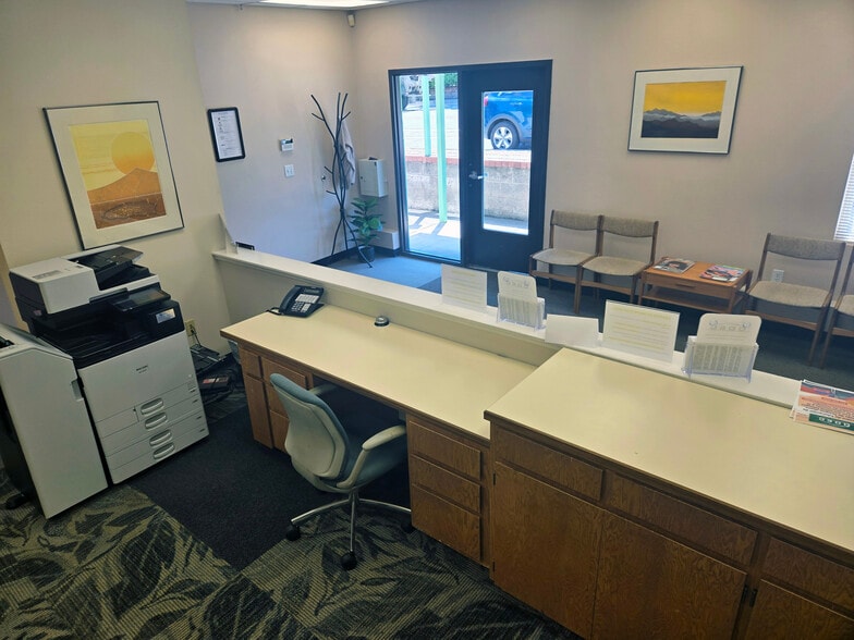 24111 NE Halsey St, Wood Village, OR à louer - Photo du bâtiment - Image 3 de 8