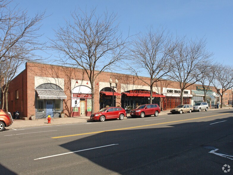 962-966 Farmington Ave, West Hartford, CT à vendre - Photo du bâtiment - Image 2 de 7